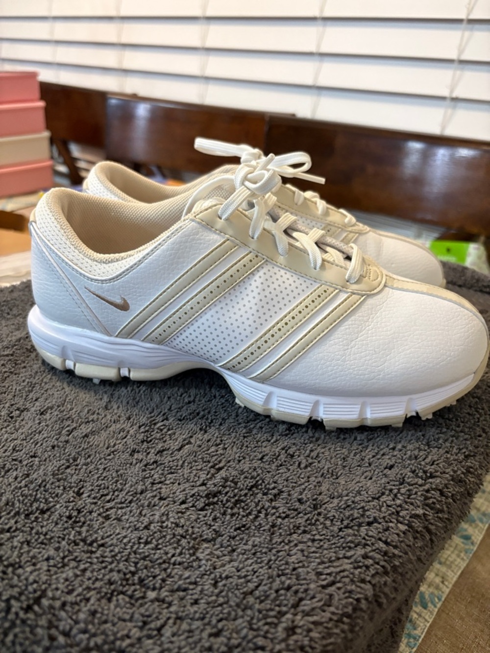 Nike White Golf Shoes with Spikes (Size 7 Women’s ) Barely worn - Picture 5 of 5